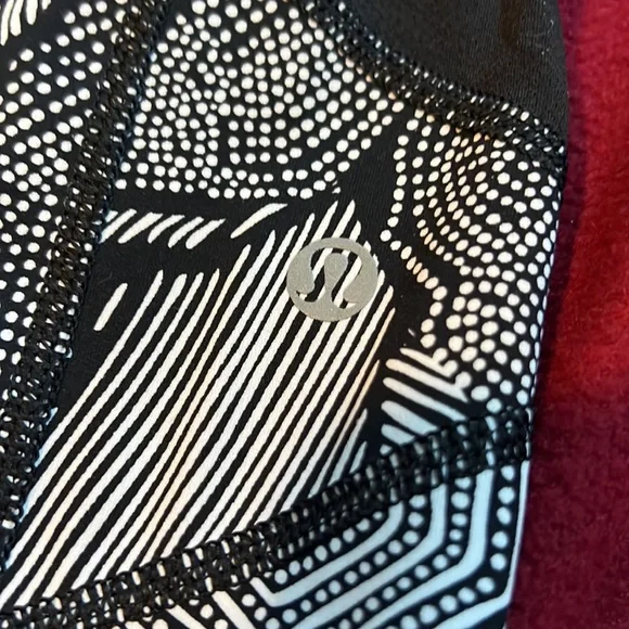Lululemon Goal Crusher
Leggings 23” inseam Black White
Tight Mesh Dottie Pockets - Picture 8 of 11